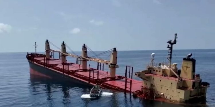 Mar Vermelho: Navio atacado por piratas afunda e gera risco ambiental