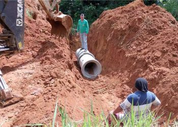 Alfredo Chaves: Obras seguem com construção de bueiros e retiradas de barreiras em comunidades rurais