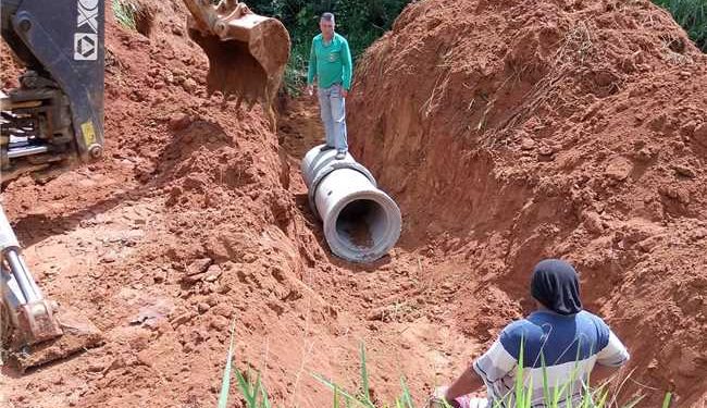 Alfredo Chaves: Obras seguem com construção de bueiros e retiradas de barreiras em comunidades rurais