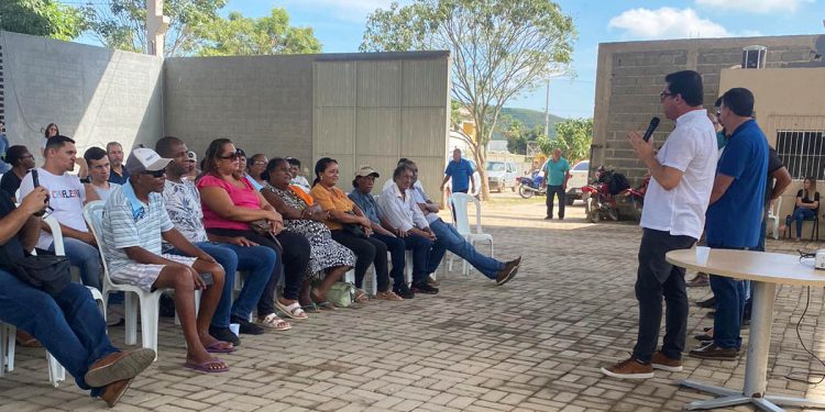 Itapemirim: Produtores recebem mudas de aroeira em programa da ALES