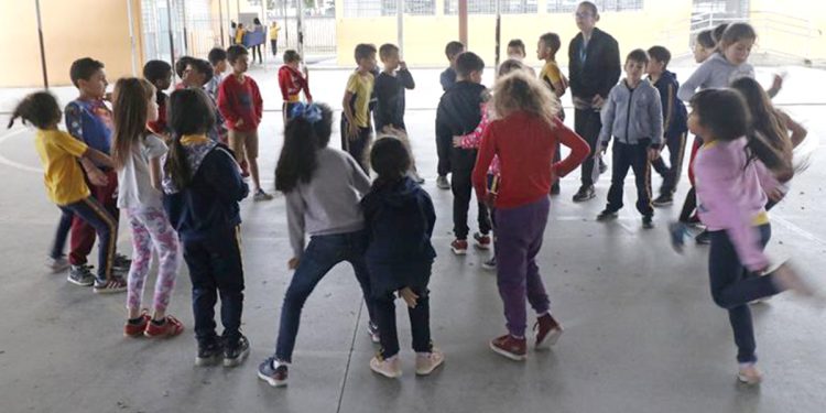 ALES: Lei define que escola deverá alertar para risco em brincadeiras