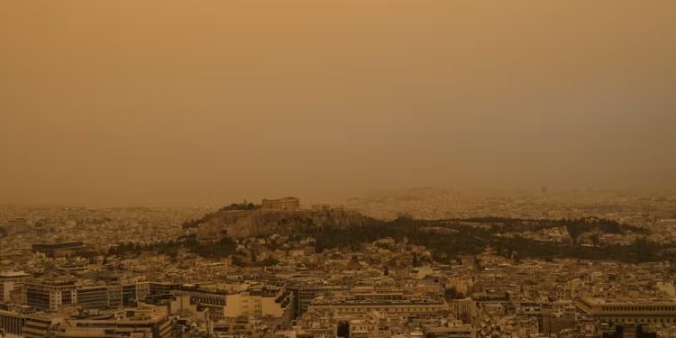 Europa: Poeira do Saara deixa Atenas laranja e neve incomum cobre Helsinque
