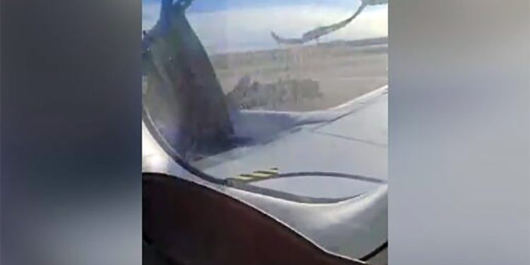 EUA: Avião perde cobertura de motor durante voo