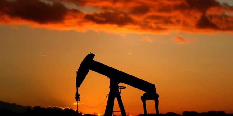 Mundo: EUA restabelecem sanções contra setor de petróleo e gás da Venezuela