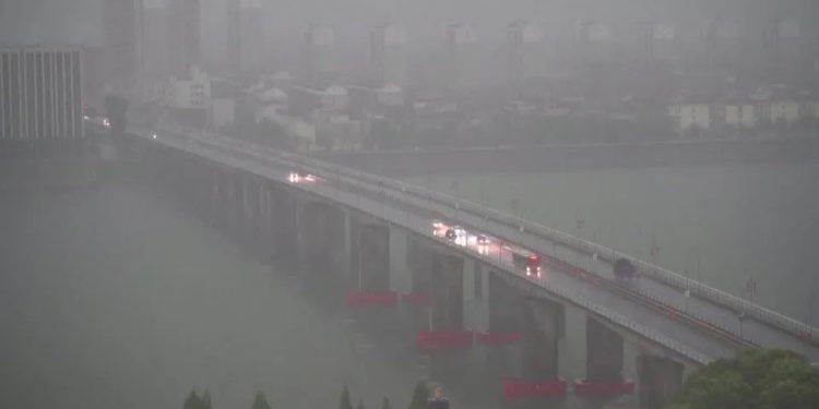China: Três pessoas morreram após “saírem voando” durante forte vendaval