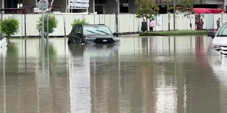 Clima: Dubai fica debaixo d’água após registrar volume de chuva esperado para ano inteiro