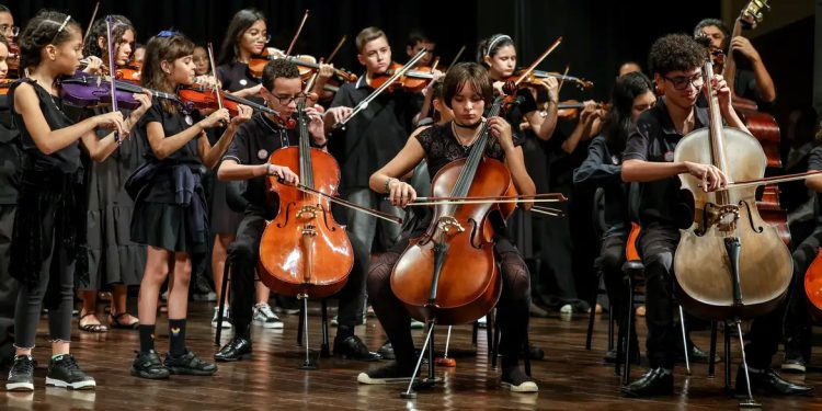Brasília: Alunos de periferia abrem caminhos na mais antiga escola de música