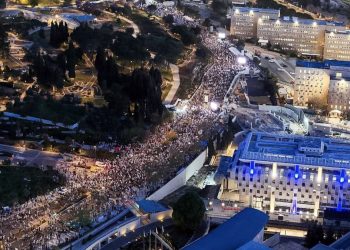 Mundo: Milhares de pessoas vão às ruas de Jerusalém contra Netanyahu e por alistamento de judeus ultraortodoxos