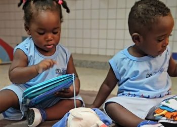 Kennedy: Prefeitura entrega kit literatura a alunos da rede municipal