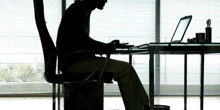 Saúde: Ficar muito tempo sentado pode gerar problemas de circulação, fraqueza muscular e depressão