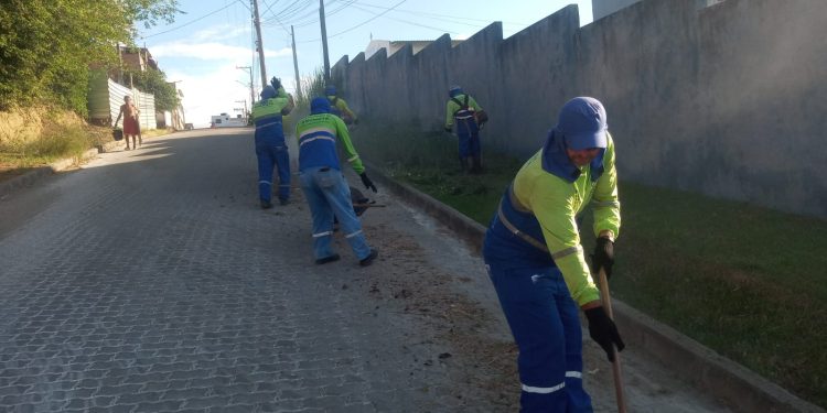 Anchieta: Equipes de limpezas realizam trabalhos em vias da sede e interior