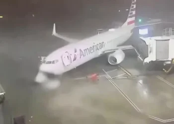 EUA: Avião é arrastado por fortes ventos em aeroporto do Texas