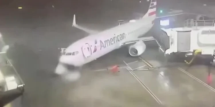EUA: Avião é arrastado por fortes ventos em aeroporto do Texas