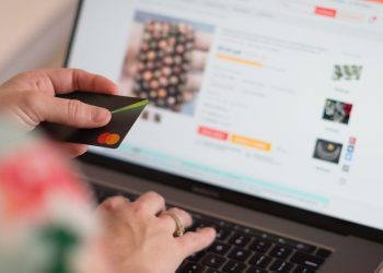 Economia: Câmara aprova imposto para compras internacionais de até US$ 50