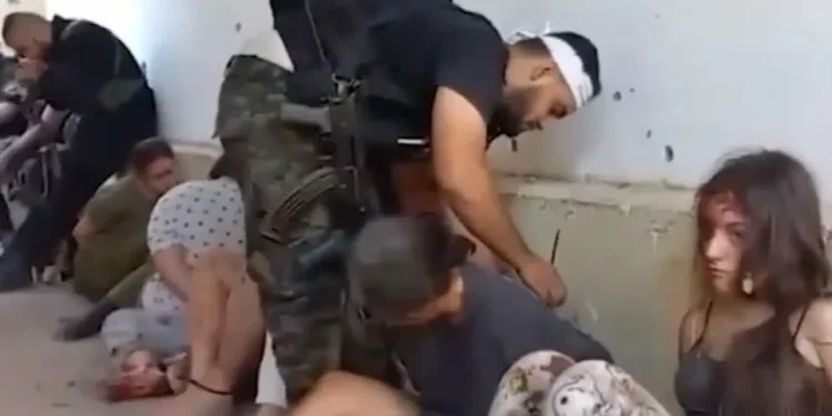 Oriente Médio: Novo vídeo mostra sete mulheres israelenses em cativeiro do Hamas