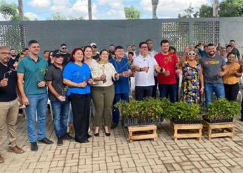 Itapemirim: Projeto “Arranjos Produtivos” entrega mudas de aroeira a produtores rurais