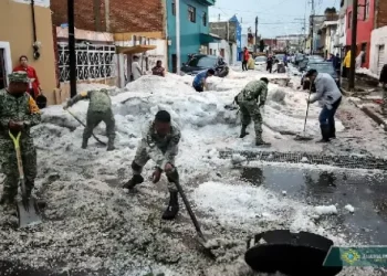 México: Ruas ficam cobertas de gelo em meio a onda de calor
