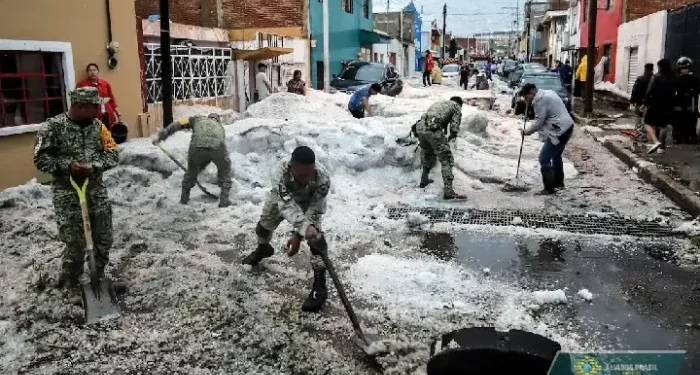 México: Ruas ficam cobertas de gelo em meio a onda de calor