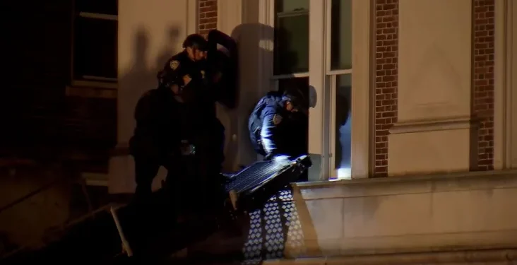 EUA: Polícia de Nova York entra na Universidade de Columbia após prender manifestantes