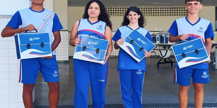 Kennedy: Prefeitura dá início à reposição de material escolar