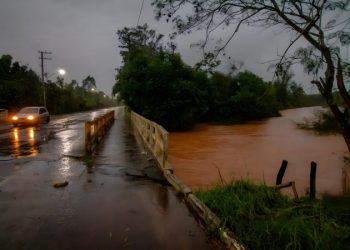 Alerta vermelho: Rio Grande do Sul fecha escolas e pede que pessoas deixem suas casas