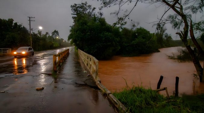 Alerta vermelho: Rio Grande do Sul fecha escolas e pede que pessoas deixem suas casas