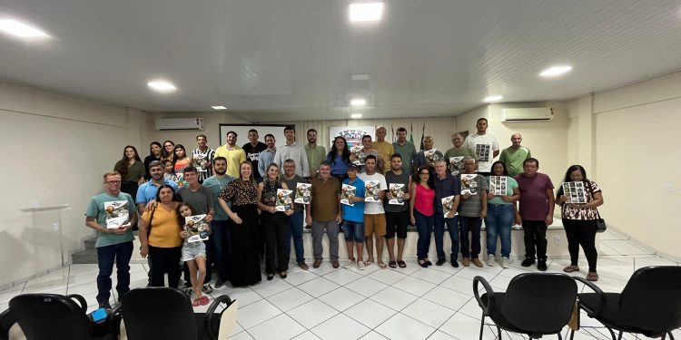 Rio Novo: Prefeitura faz primeira entrega de títulos de regularização fundiária a 22 famílias
