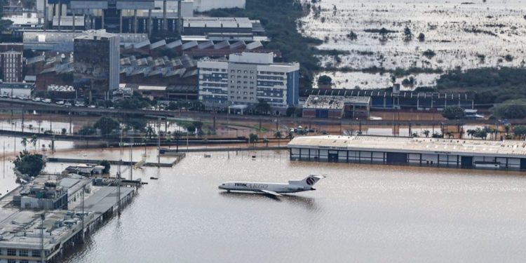 Enchentes: Ônibus passa a ligar aeroporto de Florianópolis a Porto Alegre
