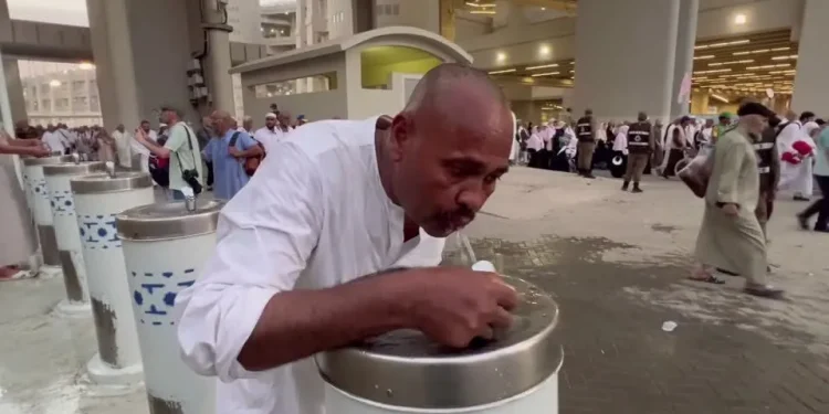 Multidões de peregrinos enfrentaram temperaturas de quase 52° C durante a peregrinação anual do Hajj na Arábia Saudita. Foto: Reuters