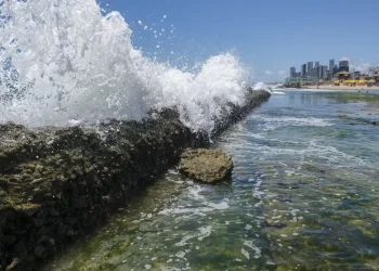 Polêmica: Governo quer barrar projeto que pode privatizar acesso a praias