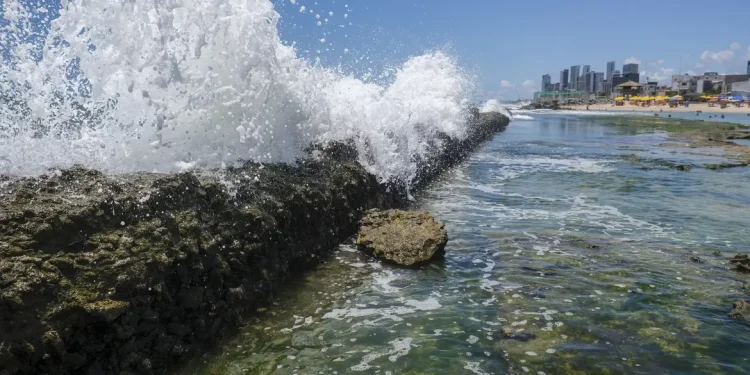 Polêmica: Governo quer barrar projeto que pode privatizar acesso a praias