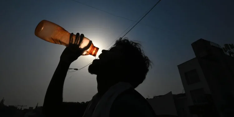 Índia: Capital raciona fornecimento de água em meio a calor de 50°C e dezenas de mortes