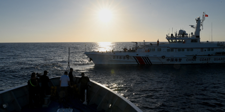 Oceano Pacífico: Colisão entre navios da China e Filipinas eleva tensão militar