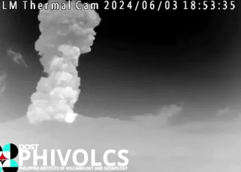 Filipinas: Vulcão entra em erupção e forma coluna de cinzas de quase 5 quilômetros