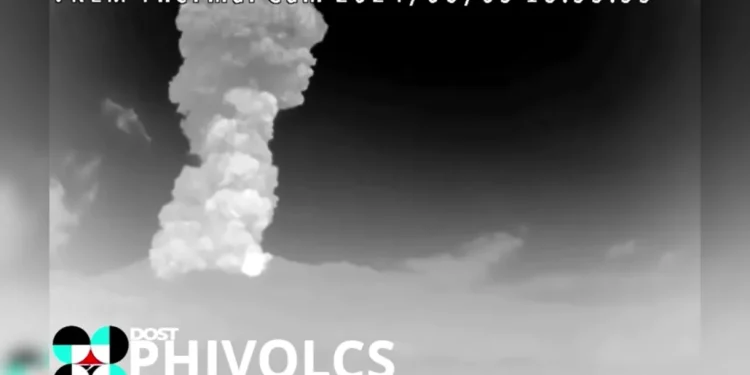 Filipinas: Vulcão entra em erupção e forma coluna de cinzas de quase 5 quilômetros