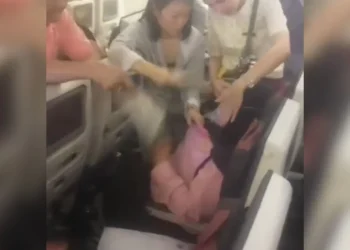 Grécia: Passageiros ficam presos em avião sem ar-condicionado e desmaiam