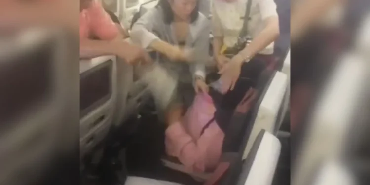 Grécia: Passageiros ficam presos em avião sem ar-condicionado e desmaiam