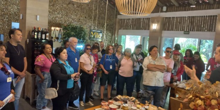 Guarapari: Prefeitura promove visita técnica para guias de turismo na Rota da Ferradura