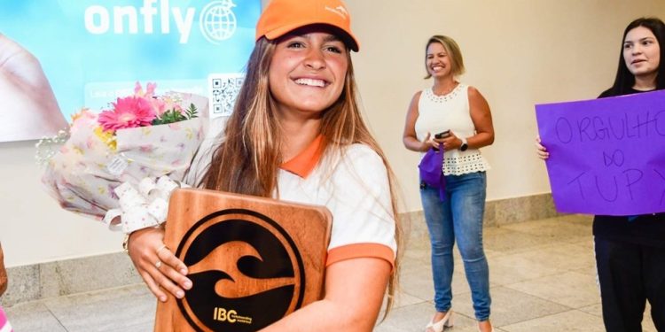 Espírito Santo: Luna Hardman chega a Vitória após conquista do bicampeonato mundial de bodyboarding