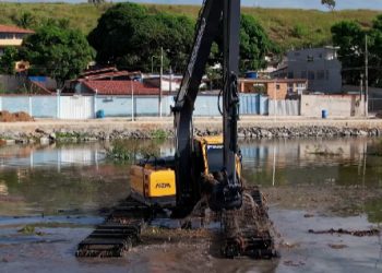 Marataízes: Prefeitura dá continuidade à limpeza da Lagoa do Meio