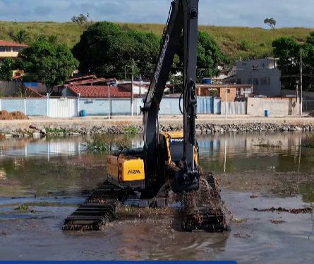 Marataízes: Prefeitura dá continuidade à limpeza da Lagoa do Meio