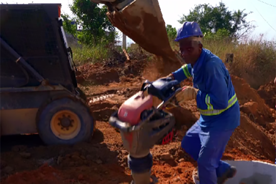 Marataízes: Obras de saneamento da Lagoa do Meio em pleno andamento