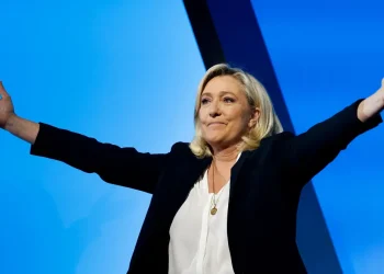 França: Pesquisa indica vitória da extrema direita em eleições antecipadas