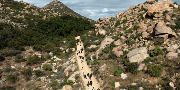 Mundo: Imigrantes de todo o mundo atravessam deserto da Califórnia para chegar aos EUA