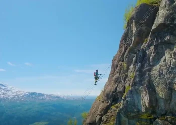 Turismo: Noruega inaugura escada ‘flutuante’ a 800 metros de altitude