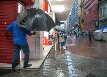 RS: Porto Alegre entra em alerta preventivo para temporal neste domingo (23)