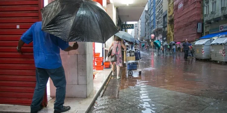 RS: Porto Alegre entra em alerta preventivo para temporal neste domingo (23)
