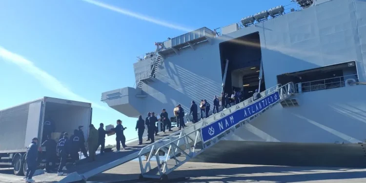 Ajuda: Maior navio de guerra da América Latina volta ao RS com 115 toneladas de donativos
