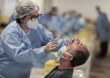 Brasil: Covid-19 mata mais do que dengue em 2024