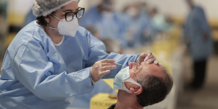 Brasil: Covid-19 mata mais do que dengue em 2024